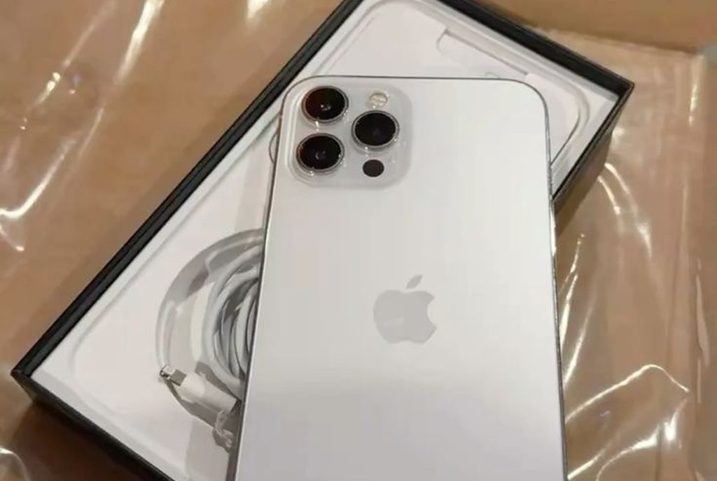 Celular lacrado na embalagem de fábrica sobre uma caixa de papelão