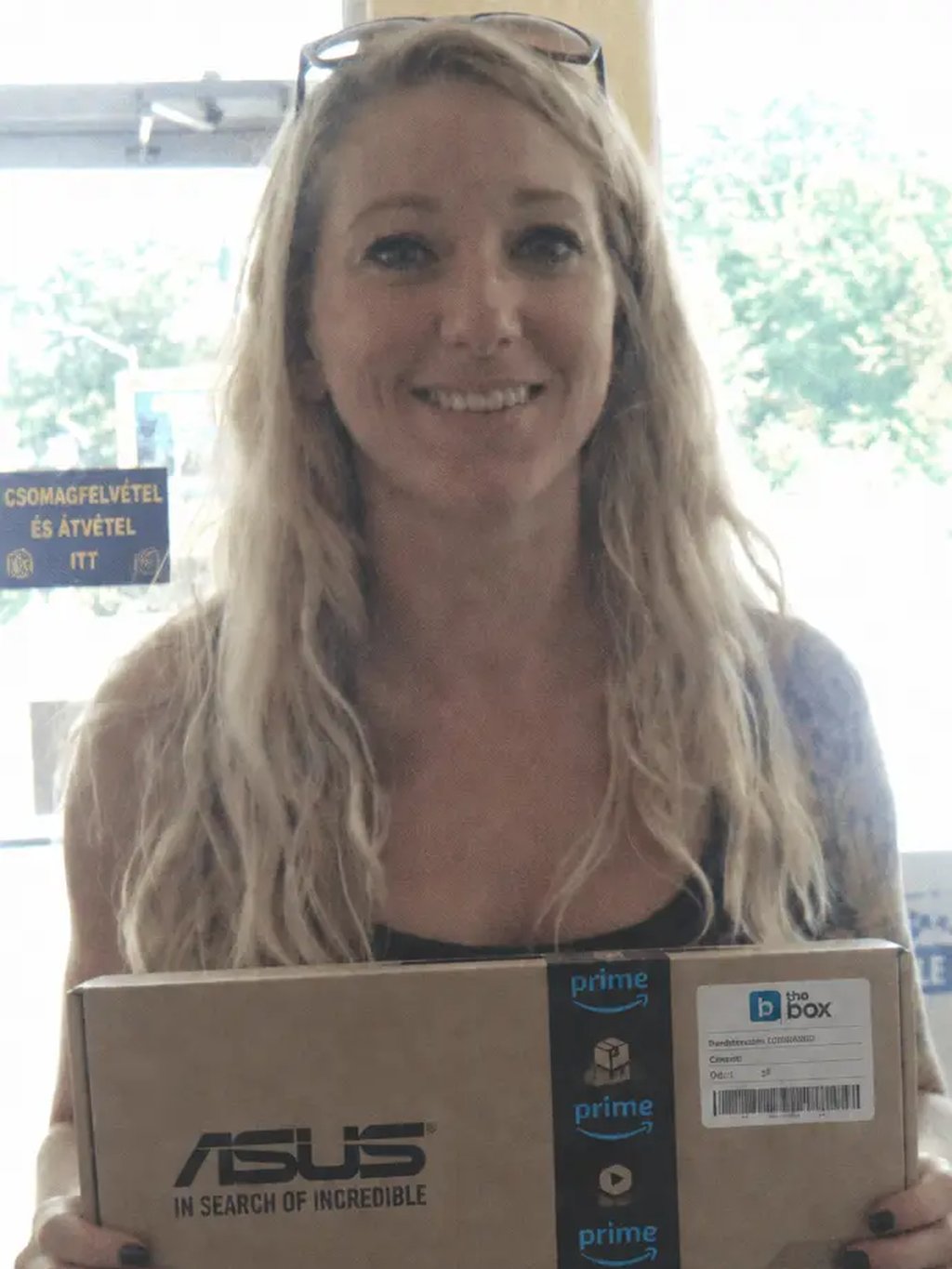 Cliente segurando a caixa recebida com uma caixa de notebook dentro